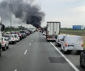 Dźwig stanął w ogniu na autostradzie A2. Słup dymu było widać z daleka