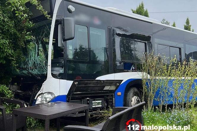 Wola Zachariaszowska. Kierowca autobusu wypadł z jezdni i uderzył w ogrodzenie. Wiózł 12 osób