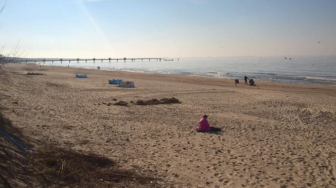 Nad morzem pojawili się już pierwsi plażowicze [ZDJĘCIA]