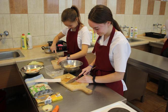 Najsmaczniejszy kalendarz na 2024 rok przygotowany przez uczniów rudzkiego gastronomika 