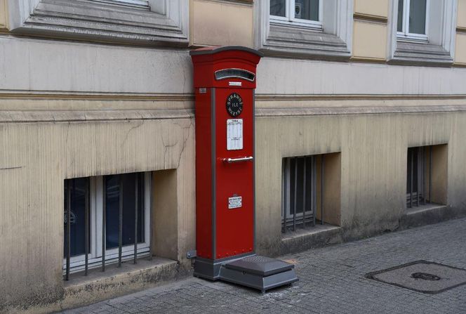 Jaką historię ma czerwona waga w centrum Poznania?