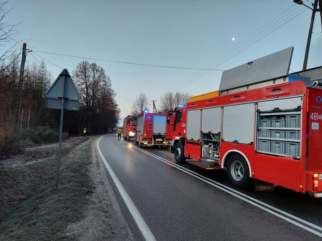 Wypadek ciężarówki i dwóch osobówek w Wąchocku! W akcji grupa chemiczna ze Skarżyska