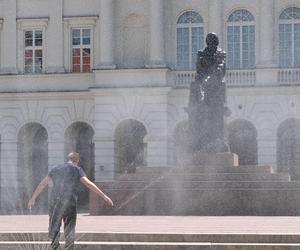 Gdzie się schłodzić w czasie upałów w Warszawie? Lokalizacje kurtyn wodnych