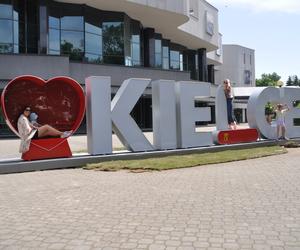 Serce i scyzoryk obok Kieleckiego Centrum Kultury