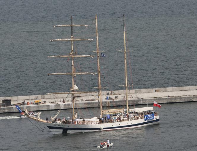 Pogoria w basenie portowym Gdynii, wypływa na The Toll Ships' Race 2009