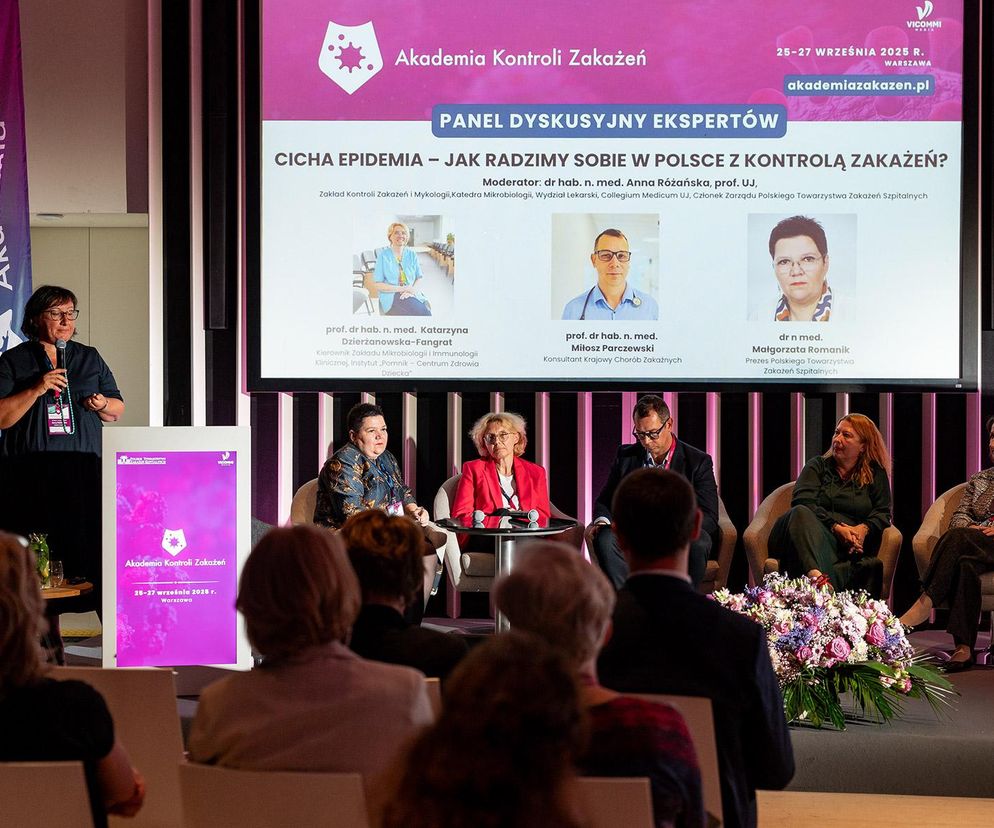 Panel dyskusyjny ekspertów na Akademii Kontroli Zakażeń, gdzie prelegentka dr n. med. Małgorzata Romanik omawia problem braku systemowych rozwiązań w walce z zakażeniami. Przedstawione są zdjęcia panelistów oraz informacje o konferencji, o której więcej przeczytasz na portalu Poradnik Zdrowie.