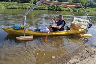 Pan Stanisław wyruszył na podróż kajakiem do Szczecina. 75-latek przepłynie 420 km dla Piotrka Kozyry!