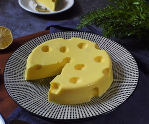 Obłędny sernik jak żółty ser z dziurami: przepis na deser jogurtowy z pulpą mango