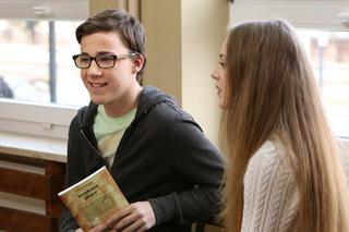 Barwy szczęścia odc. 1455. Kajtek (Jakub Dmochowski), Oliwia (Wiktoria Gąsiewska)