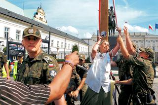 Obrońcy krzyża pod skrzydłami Jarosława Kaczyńskiego