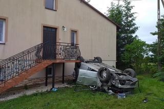 Powiat kolbuszowski: 24-latka dachowała renault i uderzyła w dom [ZDJĘCIA]