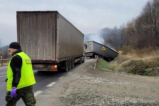 Wypadek w Lipowicy. Strażnicy graniczni z Sanoka wyciągnęli człowieka z płonącej ciężarówki