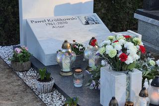 Królikowski na grobie taty