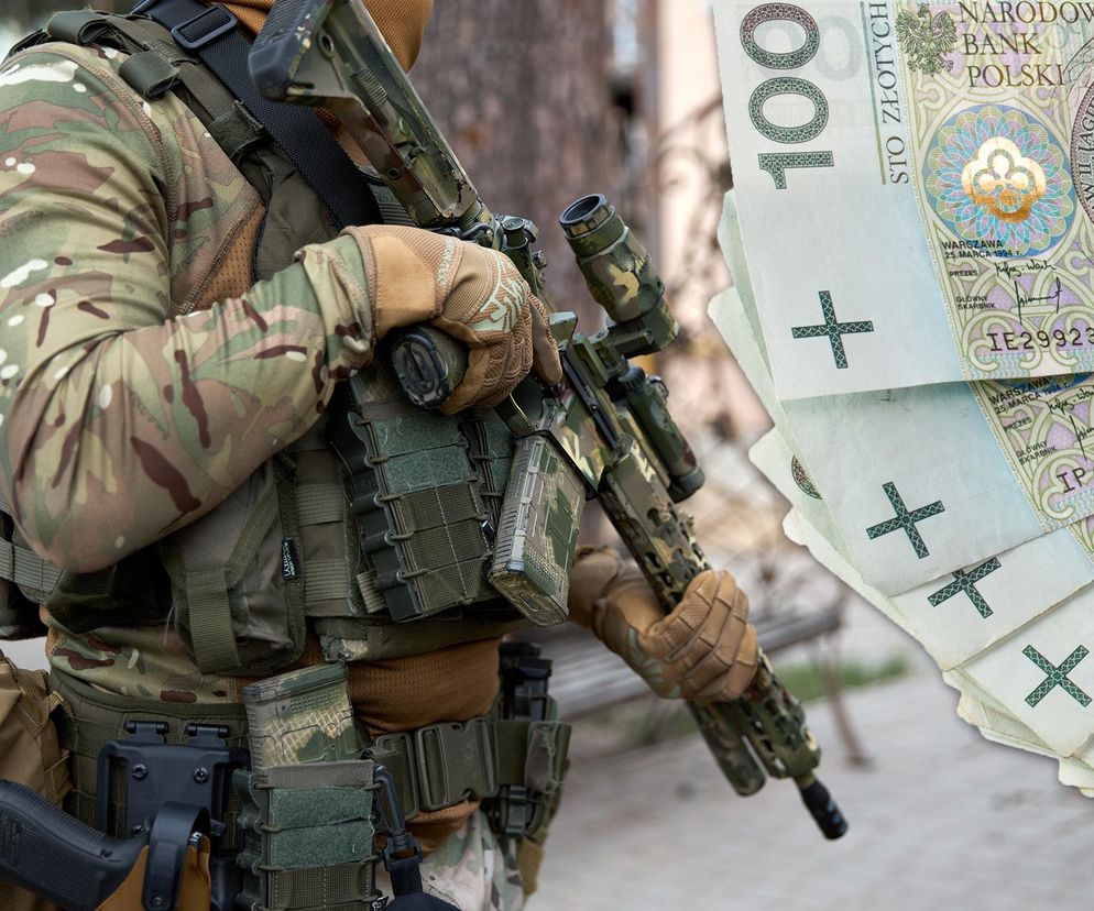 Żołnierz w mundurze moro i rękawicach taktycznych trzyma karabin maszynowy, a obok leżą banknoty studolarowe. Kompozycja symbolizuje zabezpieczenie finansowe na wypadek wojny, o czym przeczytasz więcej na Super Biznes.