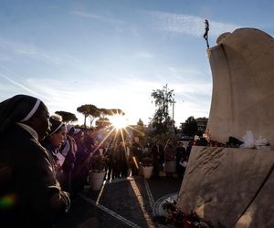 Wierni modlą się za papieża Franciszka. Tłum pod kliniką Gemelli w Watykanie