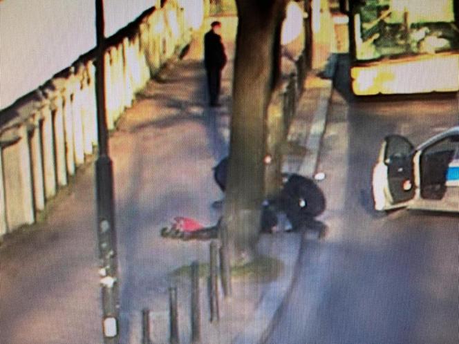 Szok! Zakrwawiony mężczyzna leżał na chodniku. Kamery nagrały zachowanie policjantów