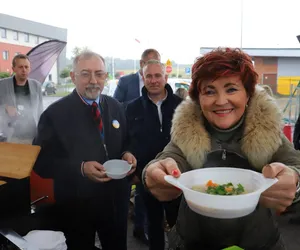 Kwaśniewska nagotowała zupy dla uchodźców. Wykorzystała specjalny przepis! [GALERIA]