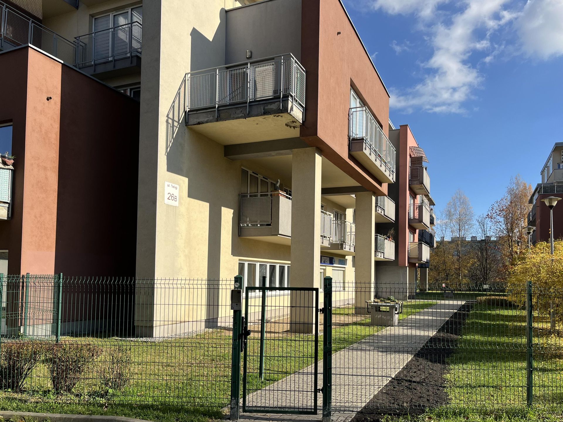 Teligi 26 w Krakowie. Blok z ukrytym balkonem