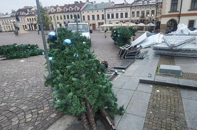  Trwa montaż choinki w Rzeszowie