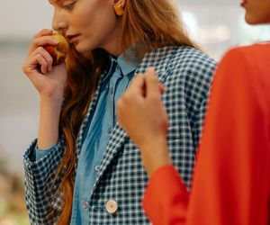 Te kolory będą rządzić jesienią i zimą 2025/26. Sprawdź, czy masz je w swojej szafie 