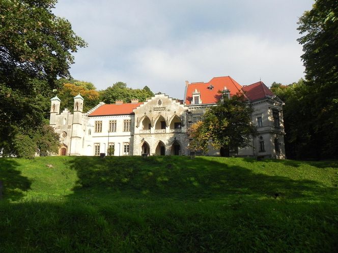 To najpiękniejszy taki pałac w Małopolsce. Jego historia wiąże się z mistyfikacją