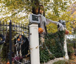 Willa na Jaśkowej Dolinie znów ozdobiona. Tym razem przechodniów zaskakują halloweenowe straszydła!