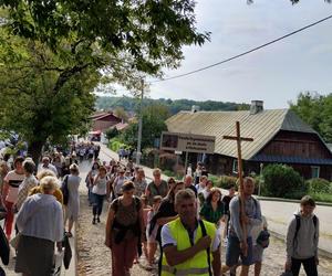 Rocznica koronacji Matki Bożej Kębelskiej w Wąwolnicy. Pojawiło się tysiące wiernych. Zobacz