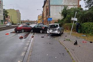 Fatalne skutki wyprzedzania w Bydgoszczy! 31-latek wbił się w zaparkowane auta