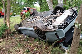 Sportowym bmw roztrzaskał się na drzewie. Wypadek pod Legionowem