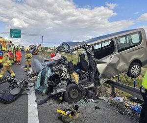 Tragedia na S7 pod Jędrzejowem. Cztery osoby zginęły w zderzeniu busa z ciągnikiem rolniczym [ZDJĘCIA].