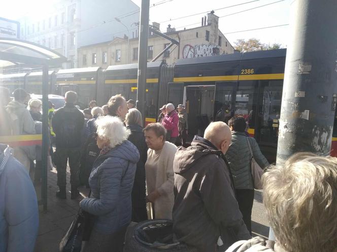 Nagłe zatrzymanie tramwajów przy Piotrkowskiej. Interweniowali ratownicy medyczni