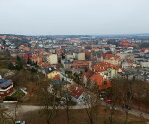 Kierunek: Grudziądz. Kuszą tężnia w szklanej piramidzie i unikatowe spichrze nad Wisłą. Z jednej strony są jak kamieniczki, z drugiej jak mury obronne
