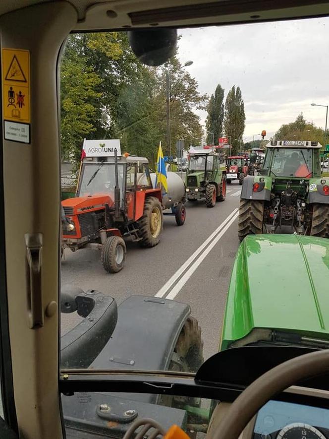 Dziesiątki traktorów blokuje opolskie drogi. Rolnicy chcą wycofania "Piątki Kaczyńskiego"