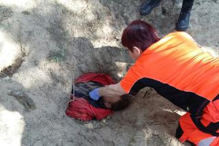 CHCIAŁ ZASYPAĆ SIĘ W LISIEJ NORZE.