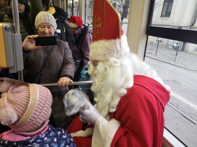 Mikołajkowy tramwaj przejechał przez Kraków