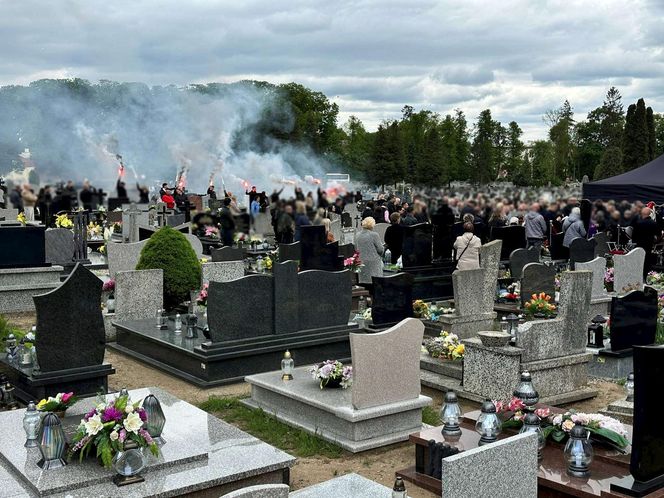Morderstwo w Mławie. Grób 16-letniej Mai utonął w białych kwiatach