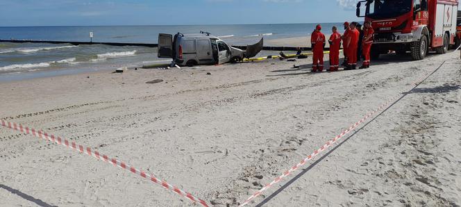 Wypadek samochodowy na plaży w Łebie. Kierowca wjechał w falochron i uciekł