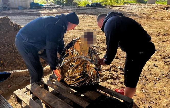 Desperacko machał rękoma, bo liczyła się każda sekunda. W pobliżu byli policjanci