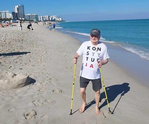 Wałęsa uciekł przed zimą do Miami! Zrzucił buty i pomknął na plażę [ZDJĘCIA]