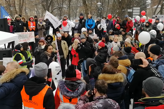 Protest przeciwko obostrzeniom. A na nim Komarenko, Braun i Żółtek. Były tańce i śpiewy! [WIDEO]