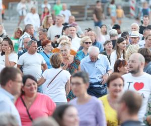 Potańcówka przed teatrem w Katowicach