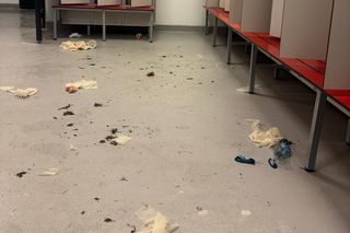 Piłkarze Legii zdemolowali szatnię Cracovii. Skandaliczne zachowanie! Pokazano zdjęcia ze środka