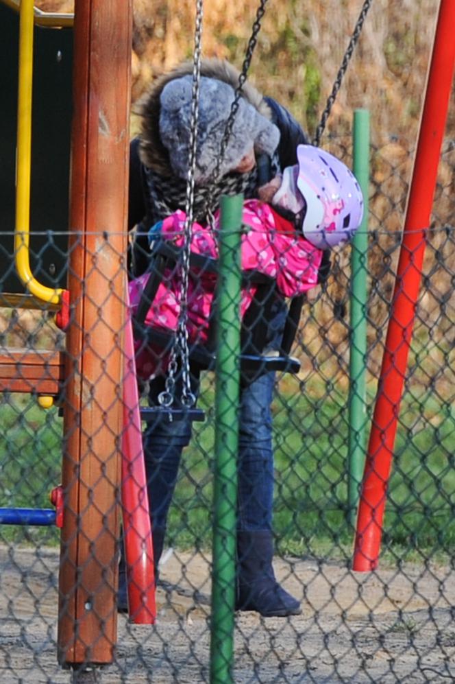 1PUBL_KATARZYNA CICHOPEK NA SPACERZE Z DZIEĆMI