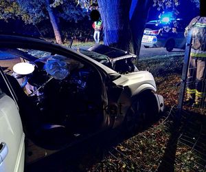Opel roztrzaskał się na drzewie. Dwie osoby nie żyją, dwie kolejne walczą o życie w szpitalu!