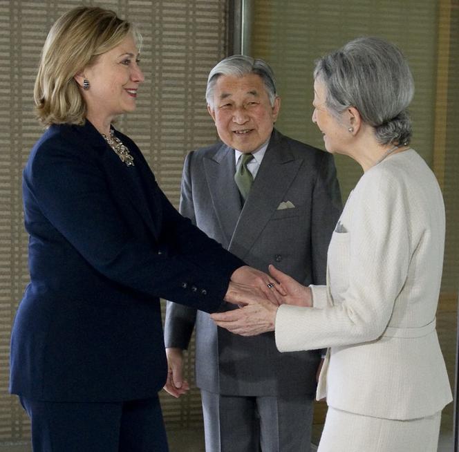 Hillary Clinton całowała cesarzową Japonii