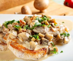 Schab, pieczarki, śmietana - połączenie, które zniewala smakiem. Prosty przepis na obiad z piekarnika