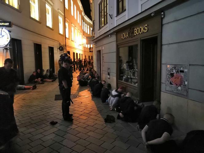 Dramat na Słowacji. Brutalne starcia kiboli Cracovii w Bratysławie