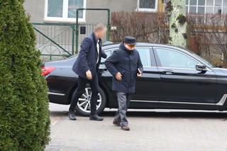 Lech Wałęsa wybrał się do kościoła w ostatni dzień 2023. roku. Tyle dał dziewczynce pod kościołem