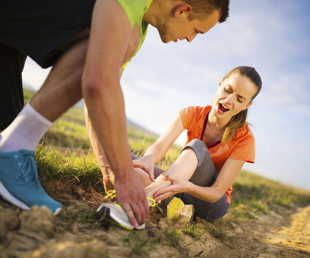 Jak wygląda pierwsza pomoc w przypadku skaleczenia? Wszystko zależy od rodzaju rany. W wypadku zwykłego otarcia czy niewielkiego skaleczenia wystarczy oczyścić ranę zimną wodą, ewentualnie przemyć ją wodą utlenioną. Jednak w niektórych przypadkach konieczna jest wizyta na pogotowiu, np. w celu wyjęcia ciała obcego z rany czy przyjęcia szczepionki przeciwko tężcowi. Sprawdź, jak wygląda pierwsza pomoc w przypadku skaleczenia i kiedy konieczna jest interwencja lekarza.