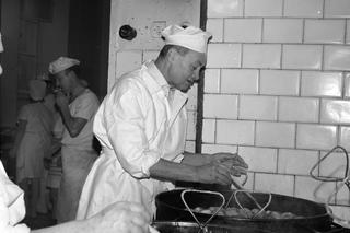 Przygotowywanie pączków w Cukierni Blikle w Warszawie, 1971 rok